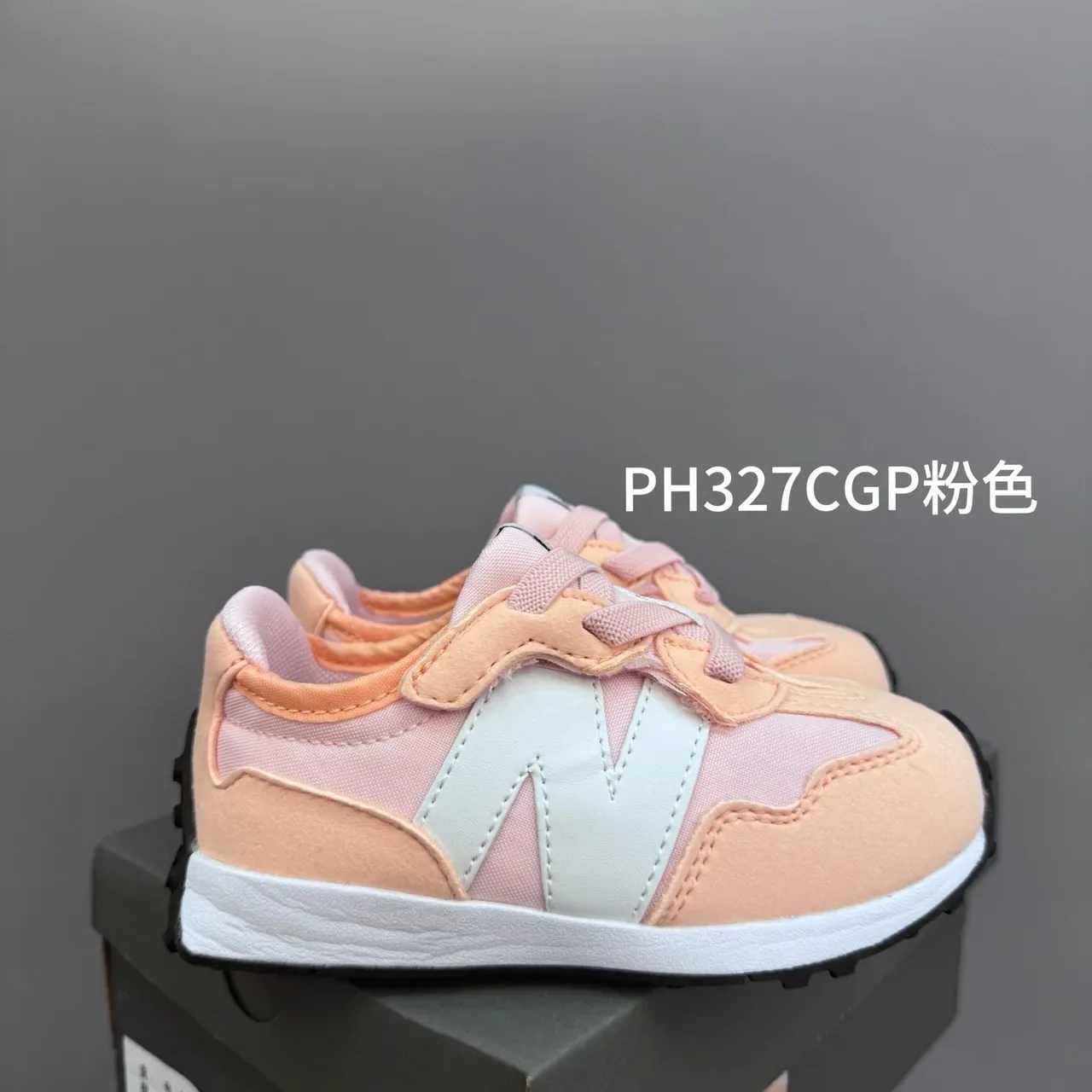 New Balance Sneakers lifestyle rose gris à collet bas et tige multicouche 18