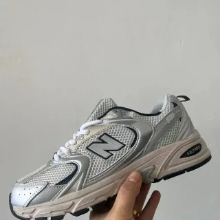 New Balance فضي أسود شبكة واصطناعي تراكب بناء ظلية متسابق رجعي أحذية أسلوب حياة