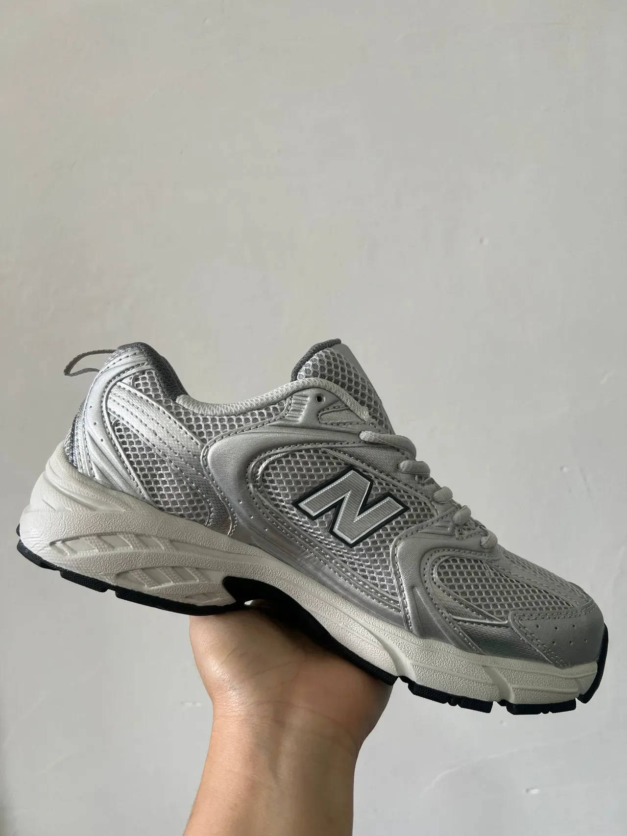 New Balance Silver White Metallic Mesh And Synthetic Upper Chunky Sculpted Midsole Lifestyle Sneakers 6