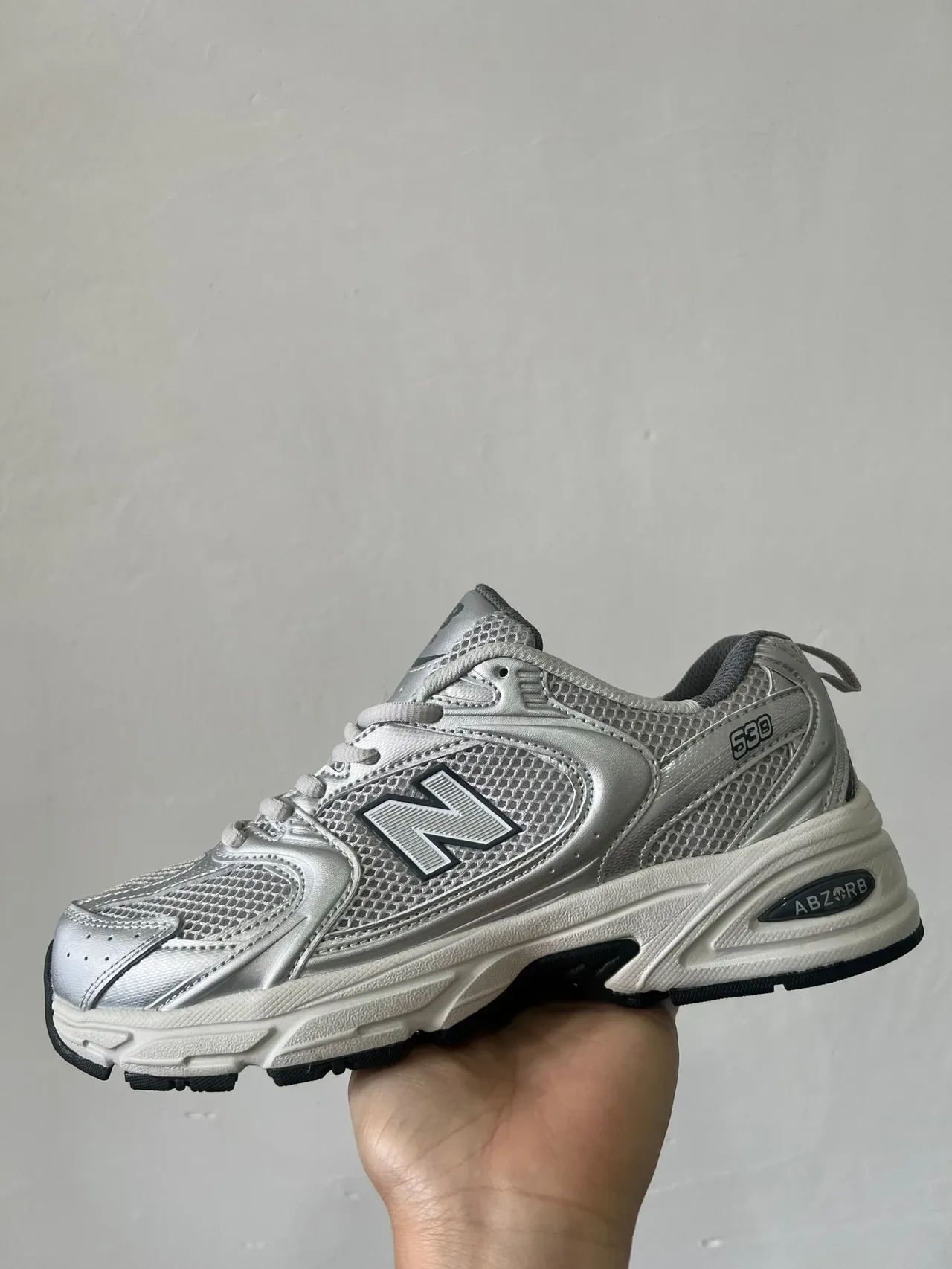 New Balance Silver White Metallic Mesh And Synthetic Upper Chunky Sculpted Midsole Lifestyle Sneakers 8