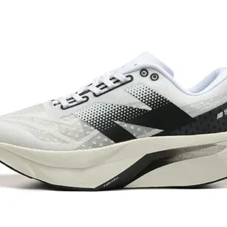 New Balance أحذية الجري بيضاء وسوداء مع الوجه العلوي من الشبكة المصممة والتراكبات الهندسية