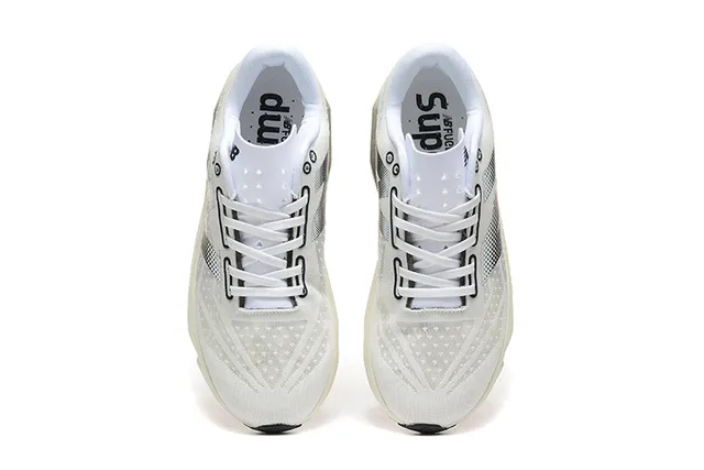 New Balance Tênis de corrida brancos e pretos com upper de malha engenheirada e sobreposições geométricas 2