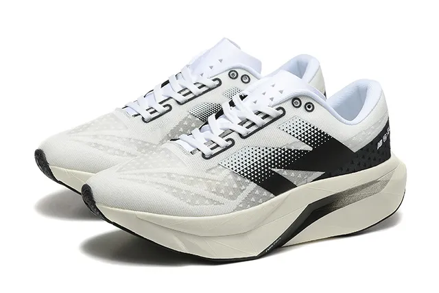 New Balance Tênis de corrida brancos e pretos com upper de malha engenheirada e sobreposições geométricas 3