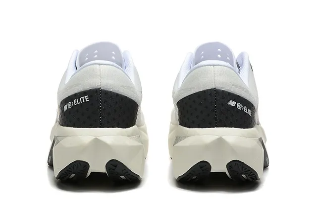 New Balance Tênis de corrida brancos e pretos com upper de malha engenheirada e sobreposições geométricas 4