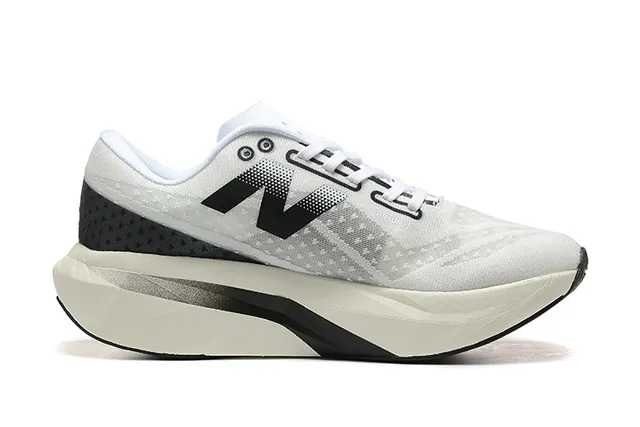 New Balance Tênis de corrida brancos e pretos com upper de malha engenheirada e sobreposições geométricas 6