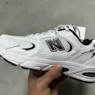 نيو بالانس أبيض أسود شبكي وصناعي أعلى Chunky Sculpted Midsole أحذية نمط حياة
