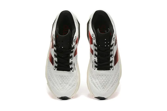 New Balance حذاء جري أبيض أحمر علوة شبكية مهندسة منحوتة FuelCell كعب وسط 2