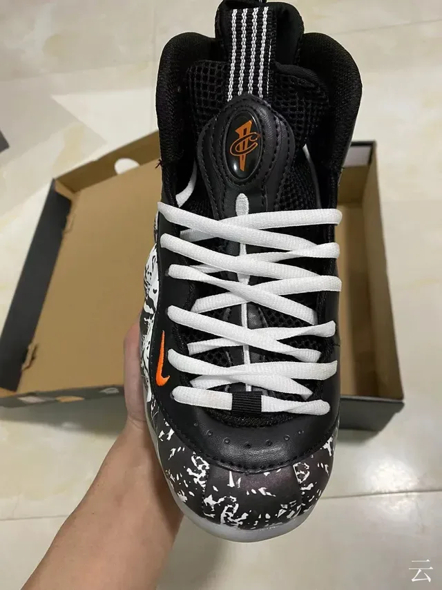 Nike Air Foamposite One 黑白喷溅篮球鞋 3