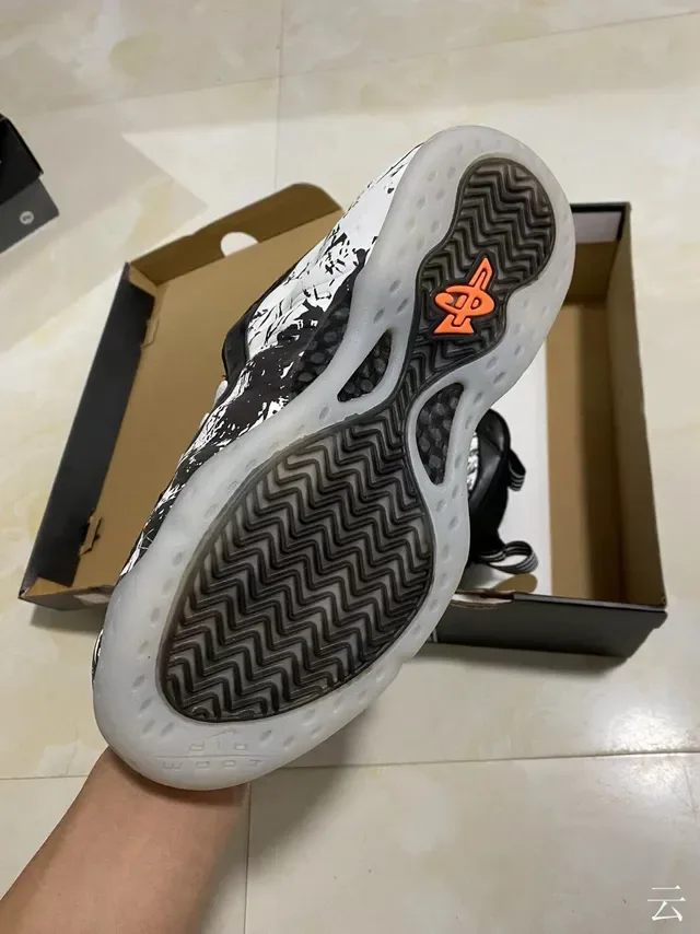Nike Air Foamposite One 黑白喷溅篮球鞋 5