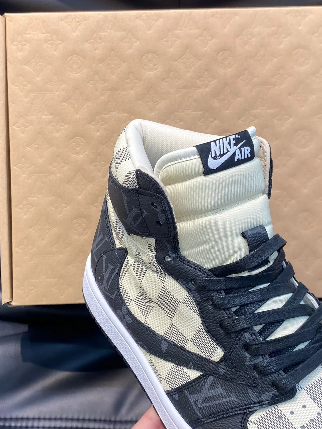 Nike Air Jordan 1 High Monogram Checkerboard Tênis de Basquete 4