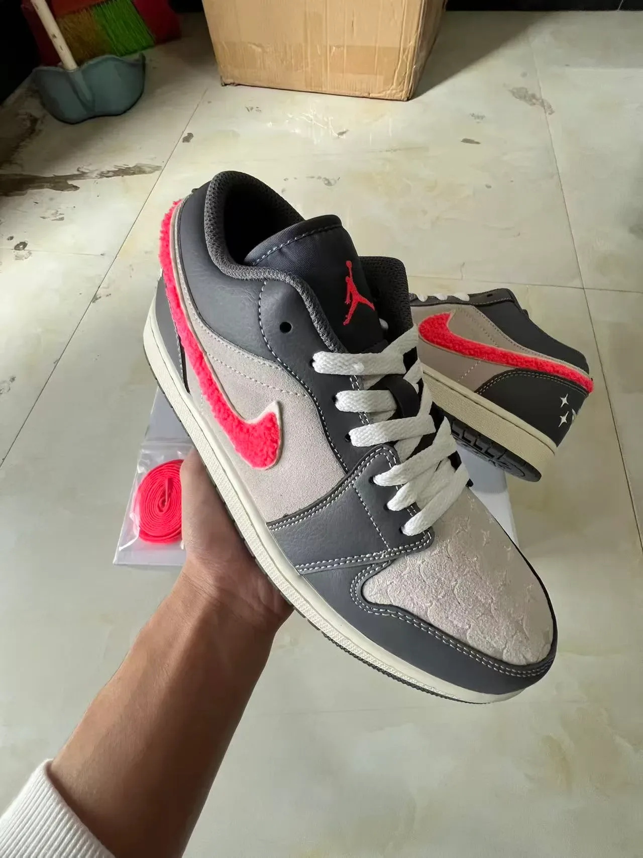 Nike Air Jordan 1 Low Tênis Lifestyle Rosa Cinza Peludo 2
