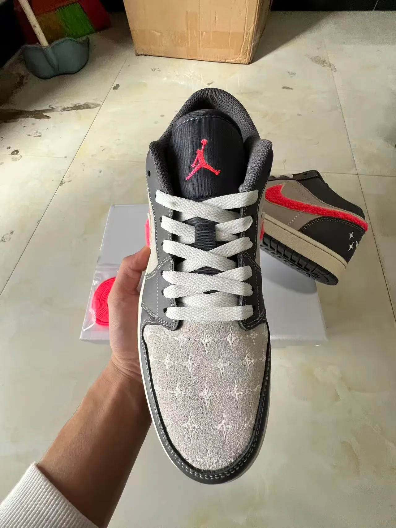 Nike Air Jordan 1 Low Tênis Lifestyle Rosa Cinza Peludo 3