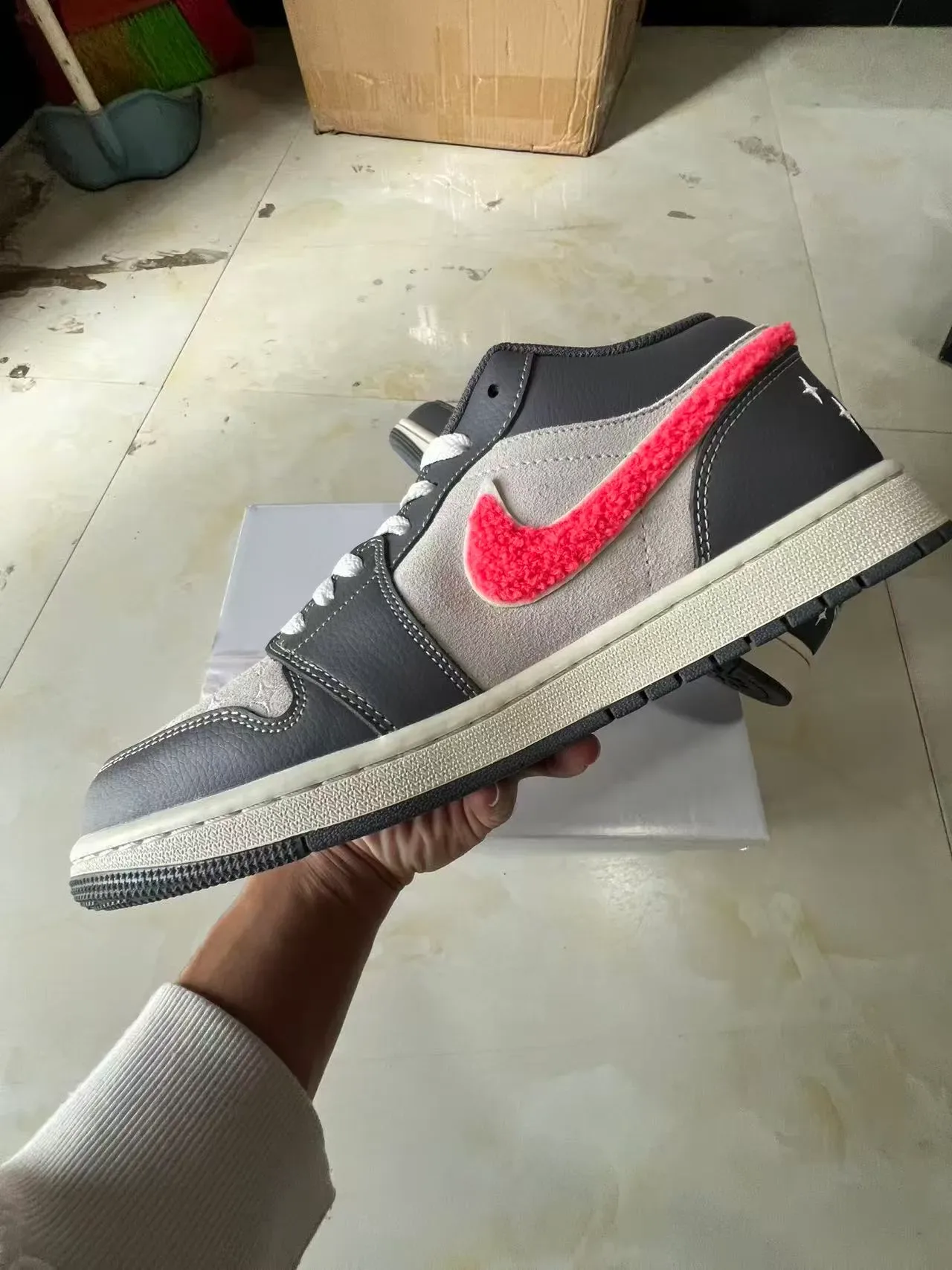 Nike Air Jordan 1 Low Tênis Lifestyle Rosa Cinza Peludo 5