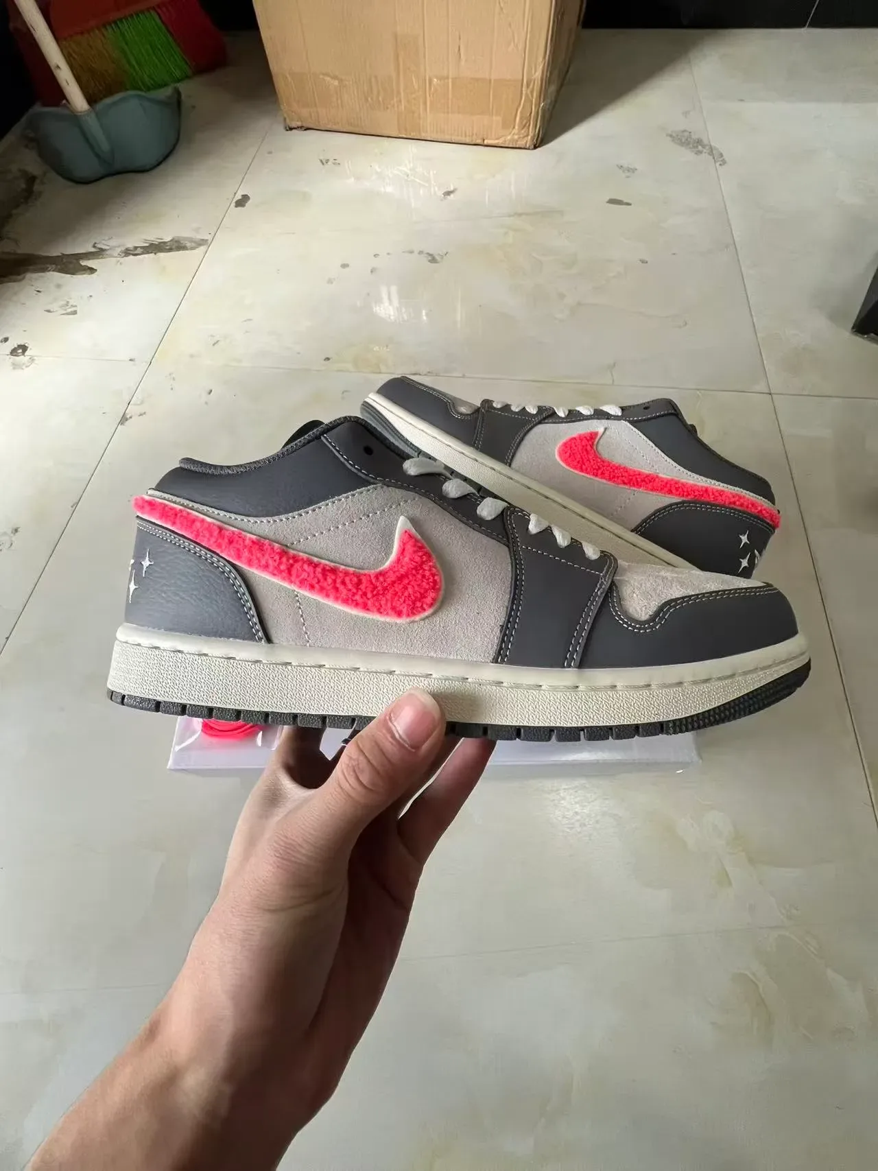 Nike Air Jordan 1 Low Tênis Lifestyle Rosa Cinza Peludo 7