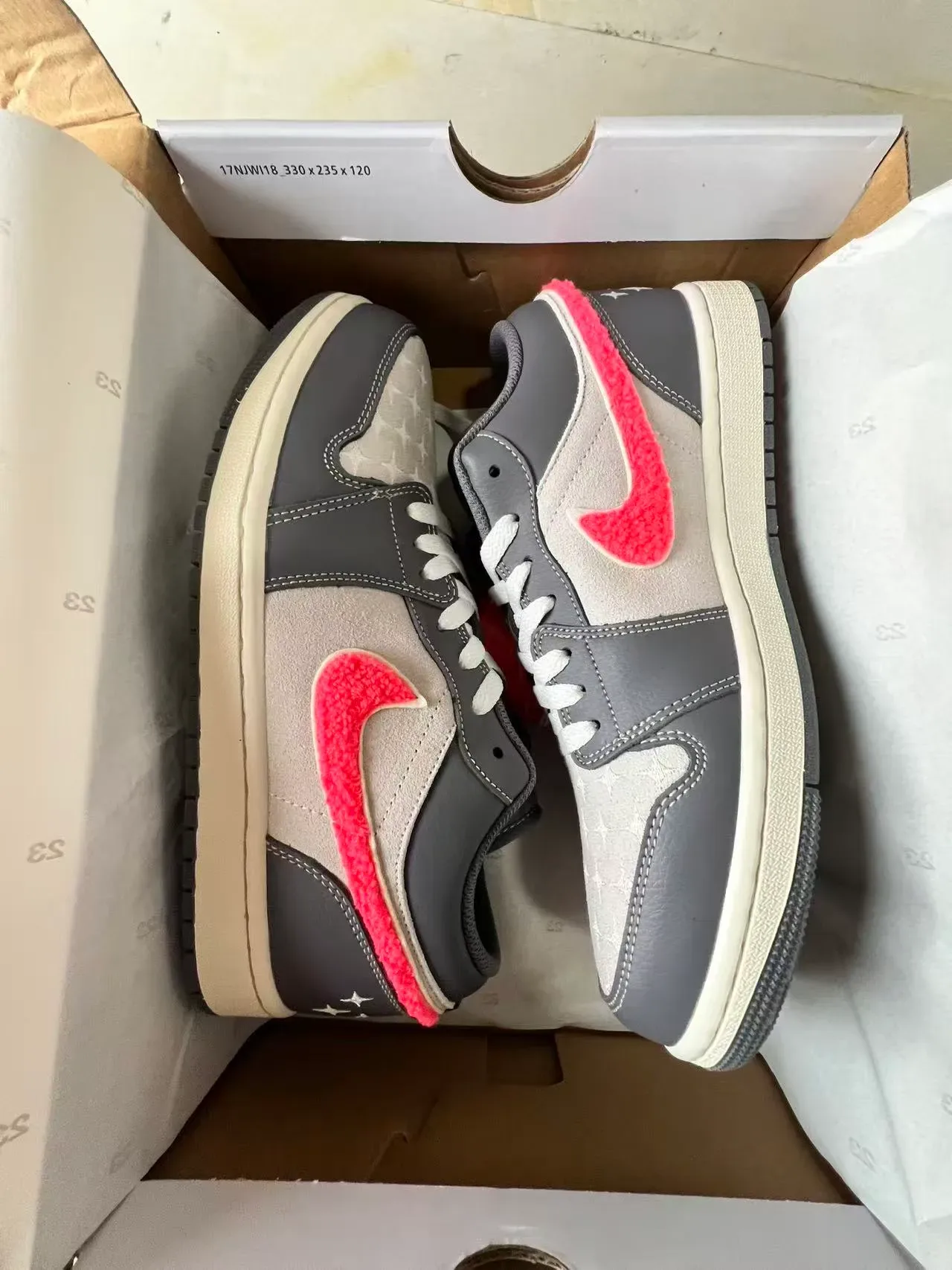 Nike Air Jordan 1 Low Tênis Lifestyle Rosa Cinza Peludo 9