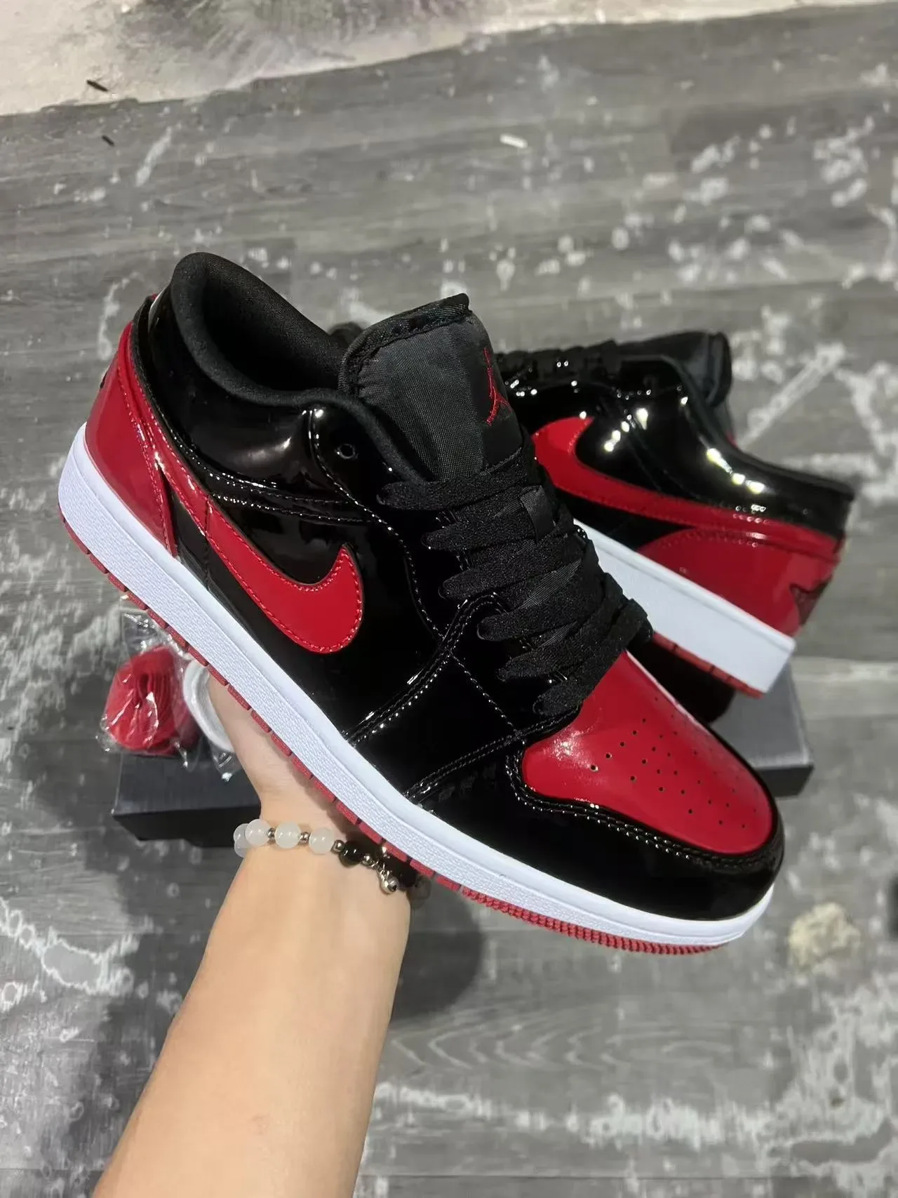 Nike Air Jordan 1 Low Noir Rouge Brillant sneakers lifestyle 2