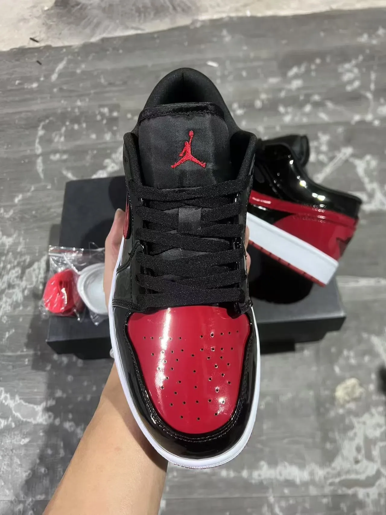 Nike Air Jordan 1 Low Noir Rouge Brillant sneakers lifestyle 3