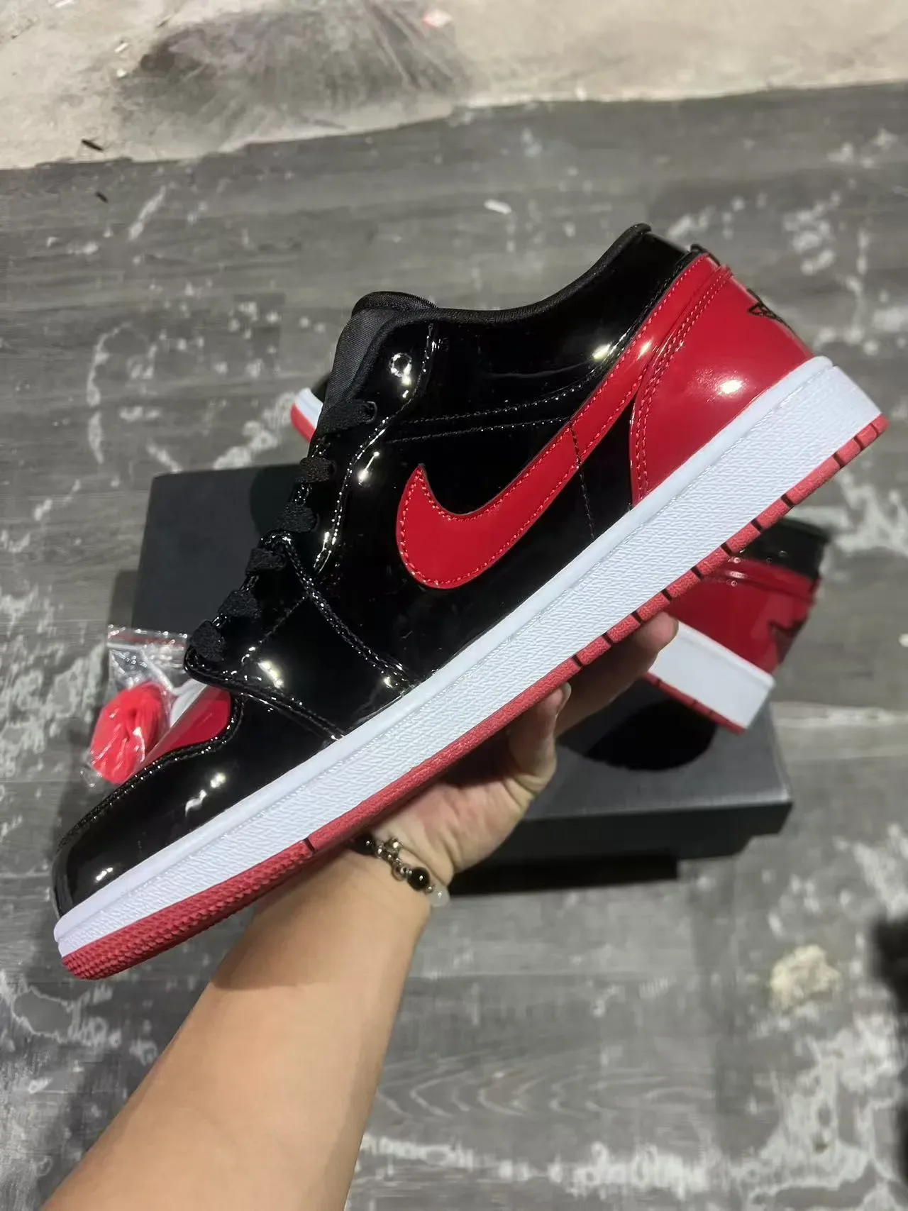 Nike Air Jordan 1 Low Noir Rouge Brillant sneakers lifestyle 5