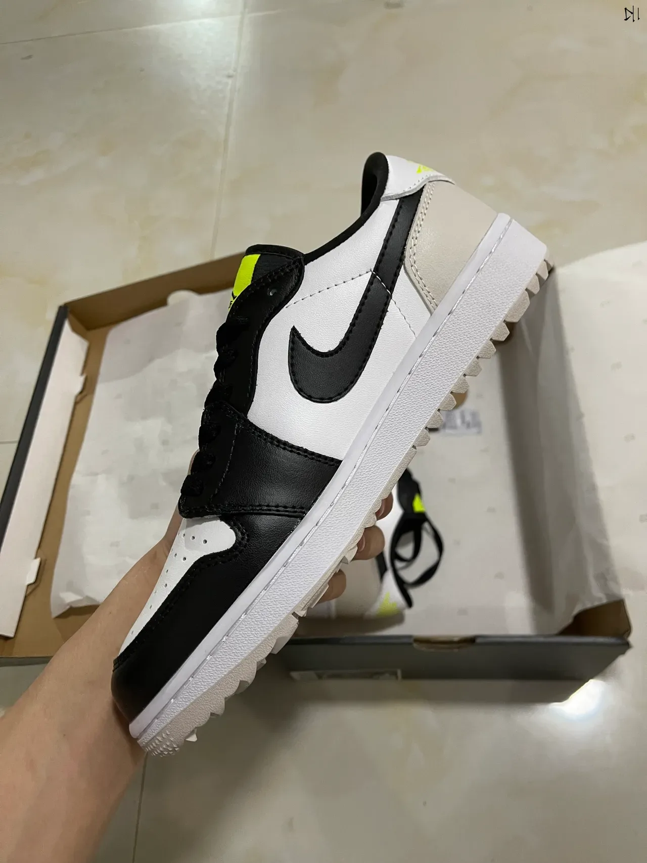 Nike Air Jordan 1 Tênis Lifestyle Branco Preto Amarelo Neón 4