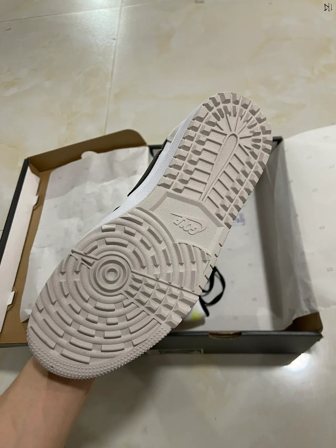 Nike Air Jordan 1 Tênis Lifestyle Branco Preto Amarelo Neón 5