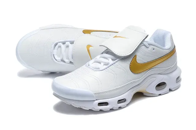 Nike Air Tuned Max Black and White Lifestyle Sneakers 17