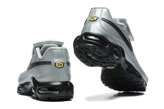 Nike Air Tuned Max Black and White Lifestyle Sneakers 20
