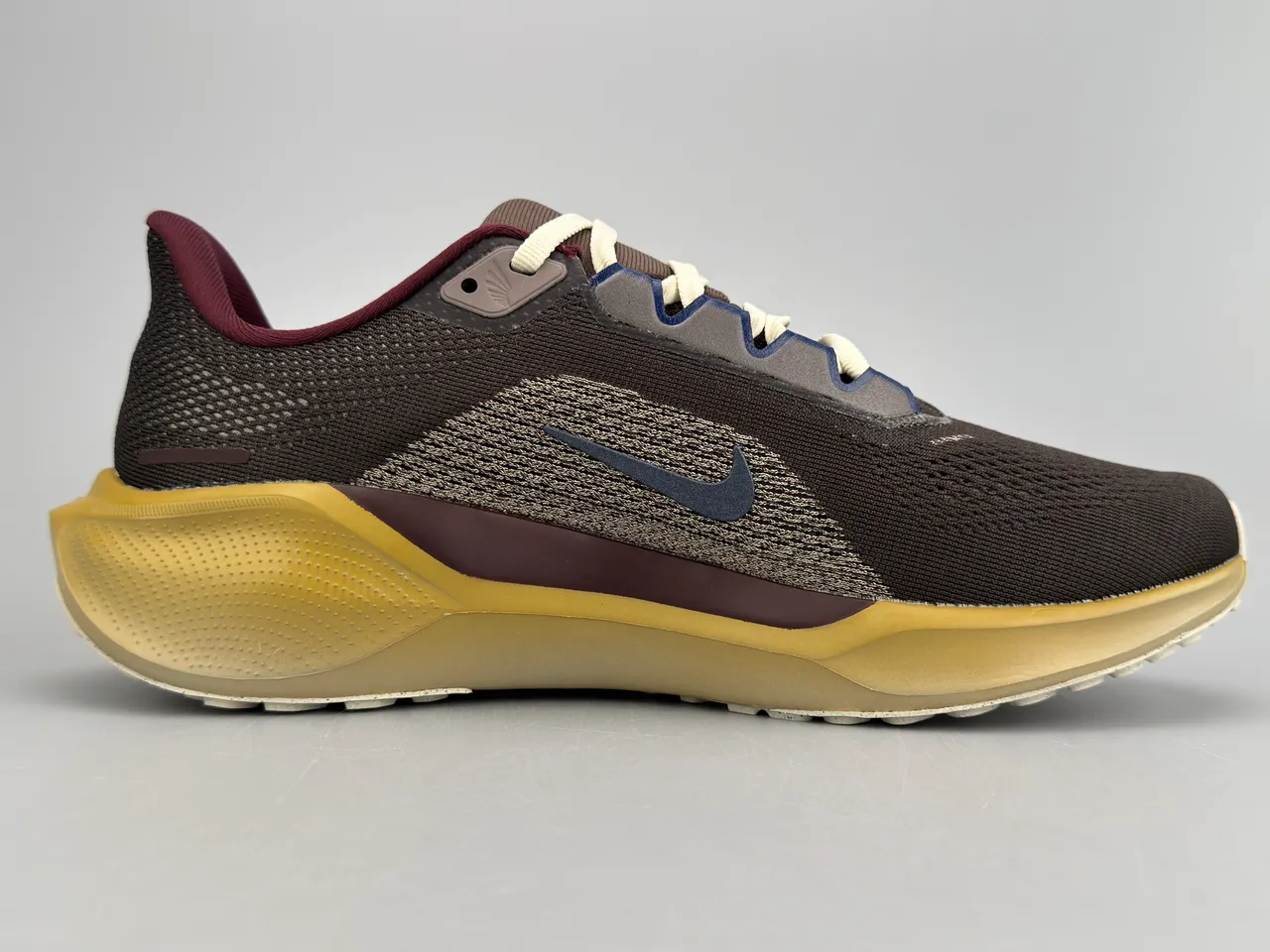 Nike Air Zoom Pegasus Marron Borgoña Tissu supérieur en maille ingénierisée Superpositions synthétiques en couches Chaussures de course 10
