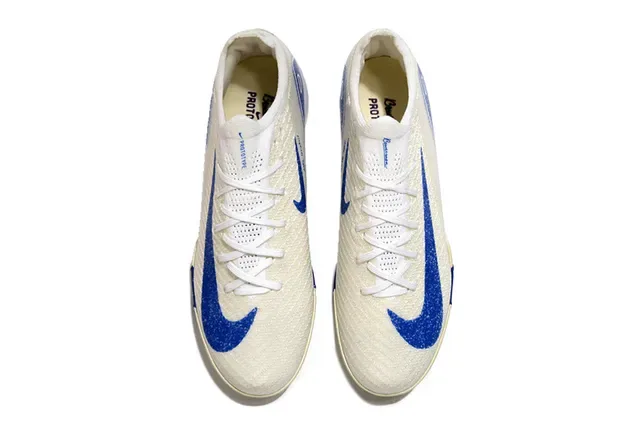 Nike Beige e Azul Sapatos de Futebol com Upper Knit e Sola Turf 2