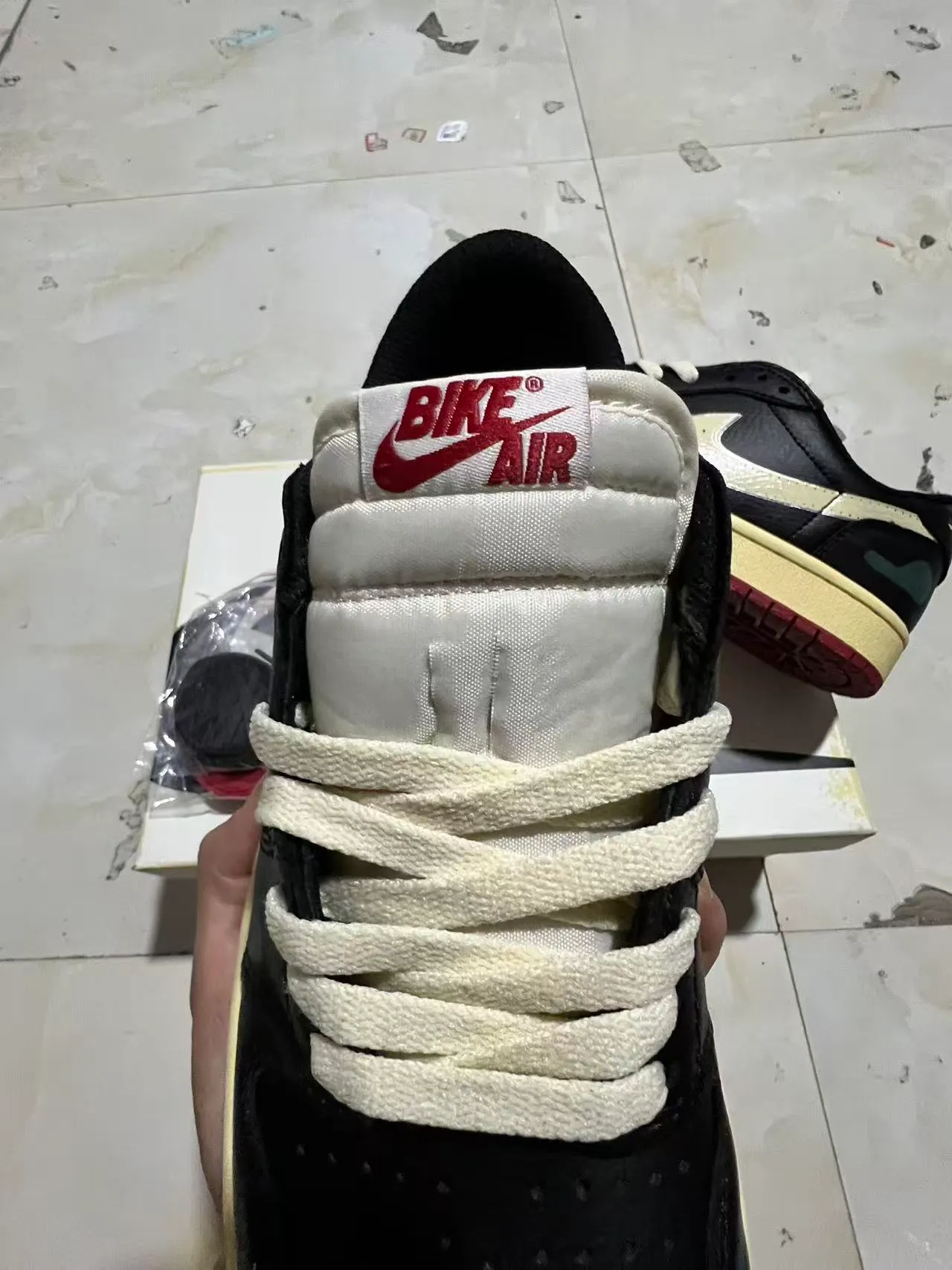 Nike Black Beige Low-Top Leather Upper Lifestyle Sneakers 4