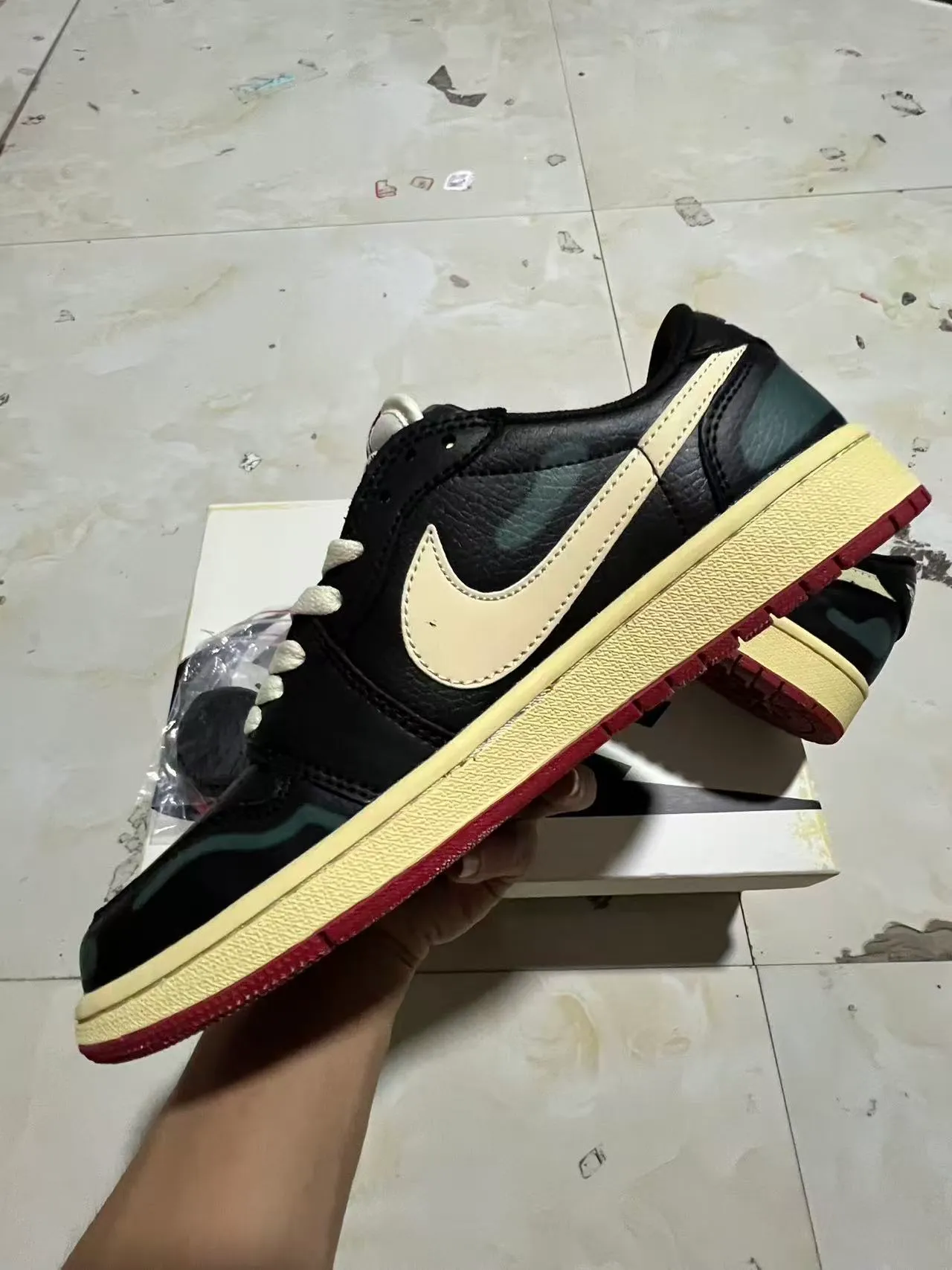 Nike Black Beige Low-Top Leather Upper Lifestyle Sneakers 5