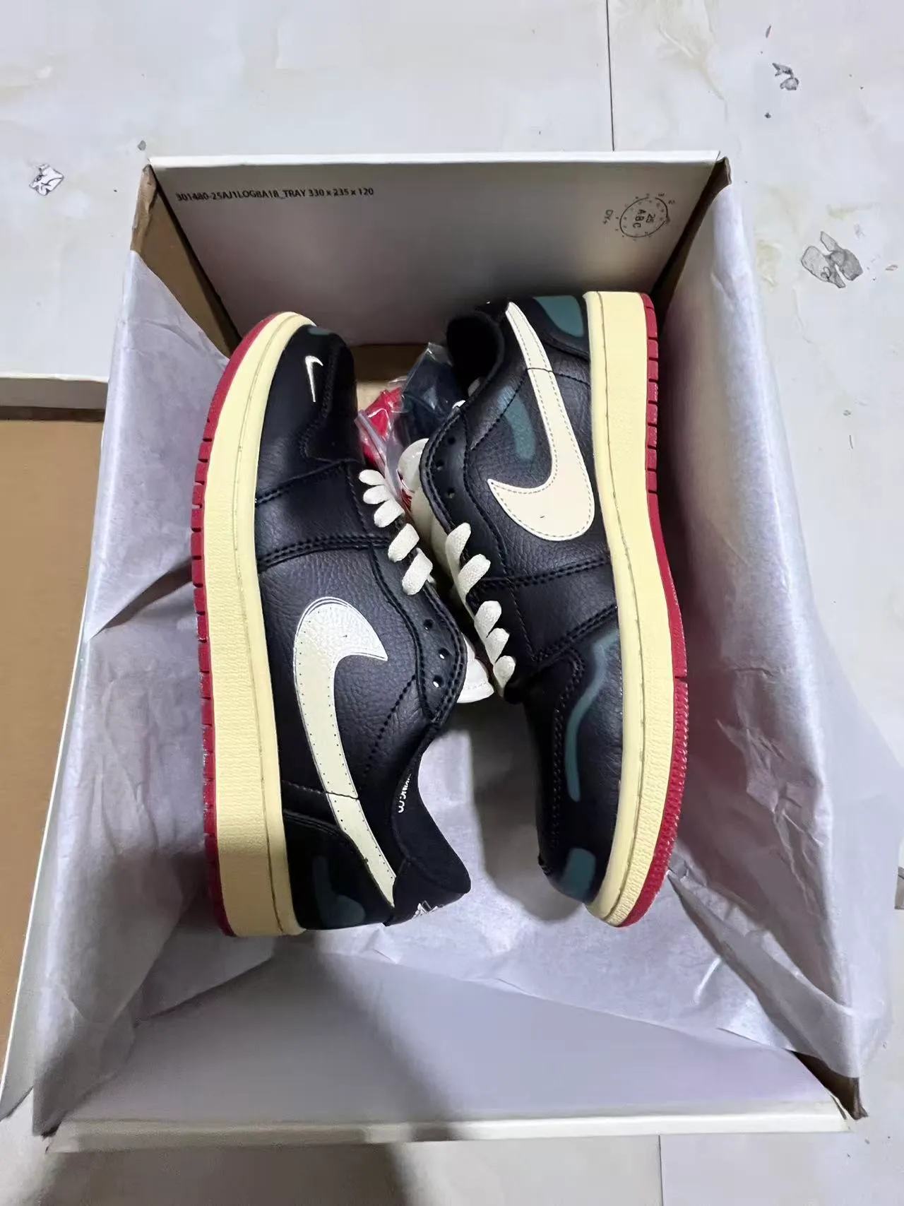 Nike Black Beige Low-Top Leather Upper Lifestyle Sneakers 9