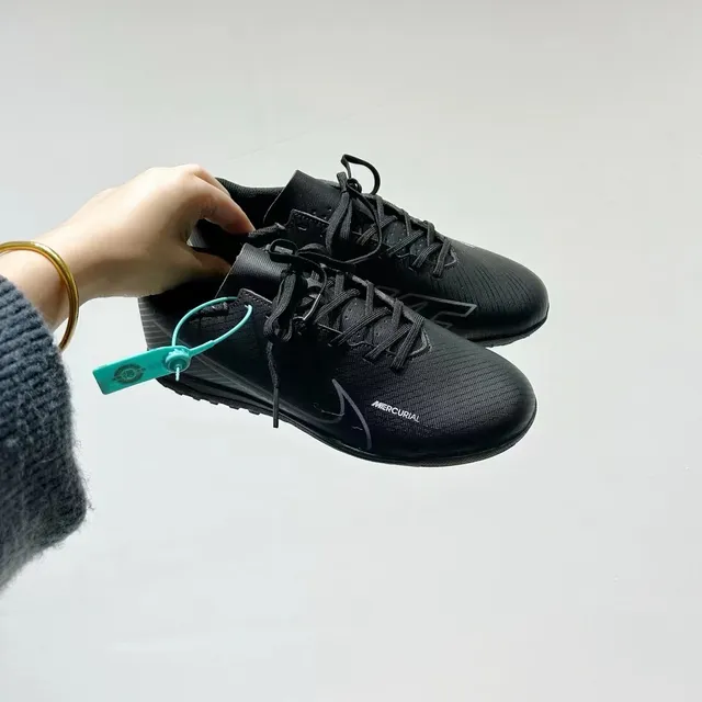 Nike Chaussures de football turf noir et bleu à tige basse en maille synthétique 9