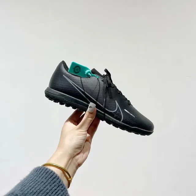 Nike Chaussures de football turf noir et bleu à tige basse en maille synthétique 10