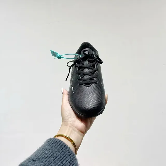 Nike Chaussures de football turf noir et bleu à tige basse en maille synthétique 11