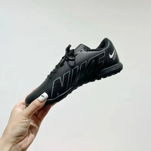 Nike Chaussures de football turf noir et bleu à tige basse en maille synthétique 12