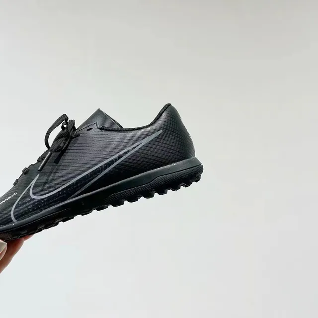 Nike Chaussures de football turf noir et bleu à tige basse en maille synthétique 16