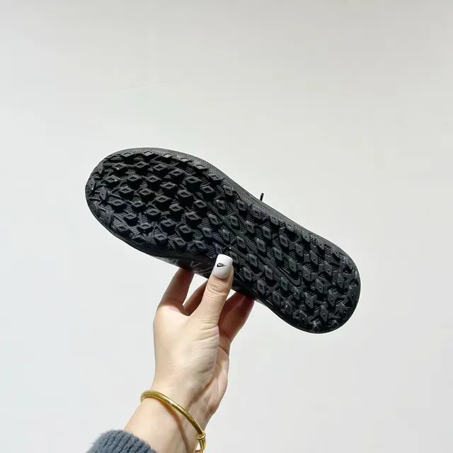 Nike Chaussures de football turf noir et bleu à tige basse en maille synthétique 17
