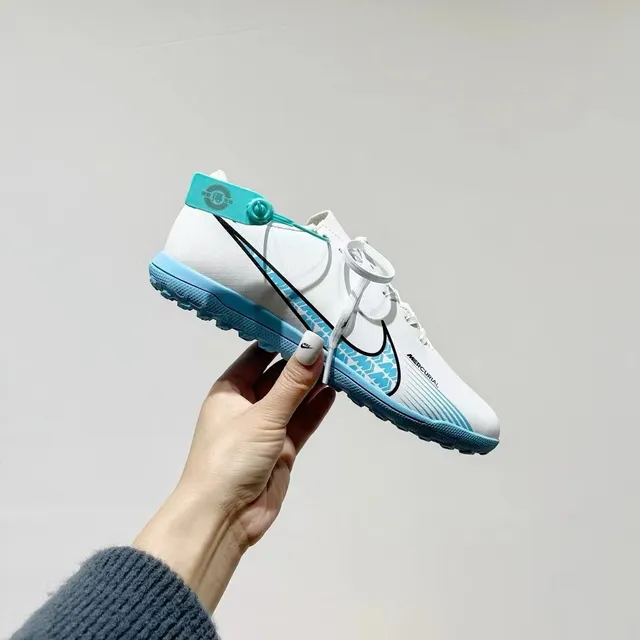 Nike Chaussures de football turf noir et bleu à tige basse en maille synthétique 18