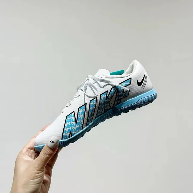 Nike Chaussures de football turf noir et bleu à tige basse en maille synthétique 20