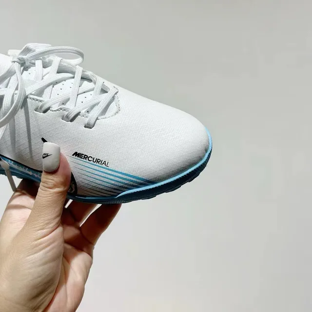 Nike Chaussures de football turf noir et bleu à tige basse en maille synthétique 21