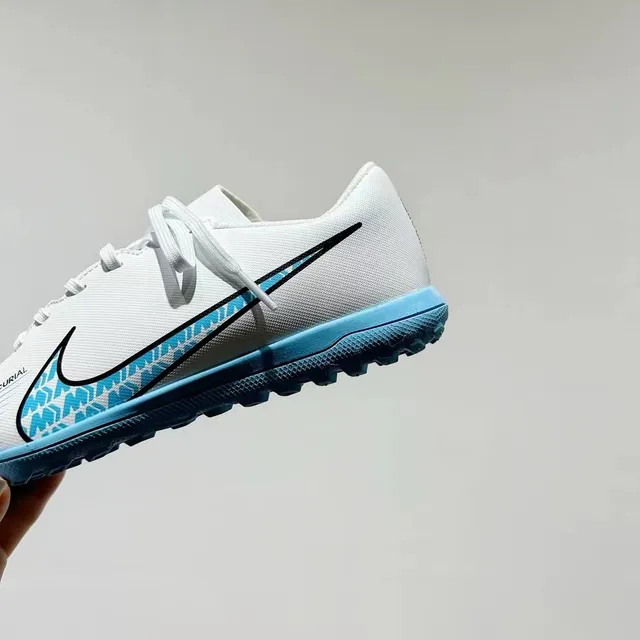 Nike Chaussures de football turf noir et bleu à tige basse en maille synthétique 24