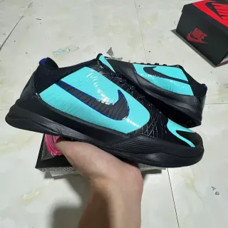 Nike 黑蓝低帮合成覆盖篮球鞋