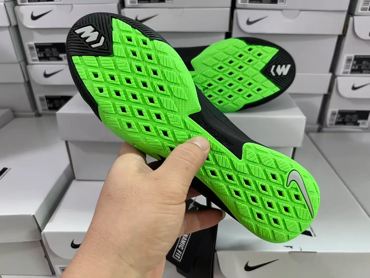 Nike Noir Vert Flyweave Knit Upper argent réfléchissant Swoosh rayure chaussures de football intérieur 2