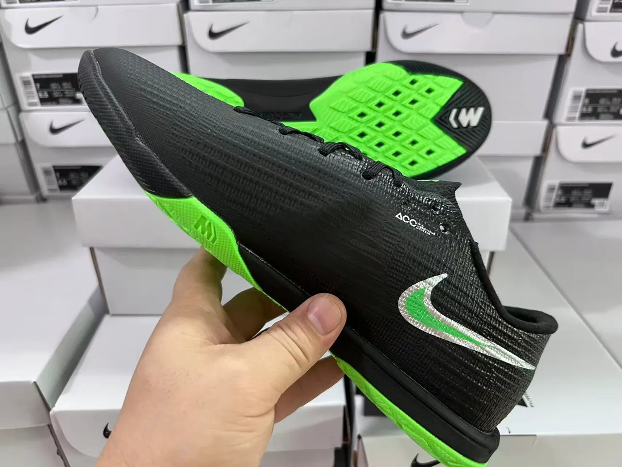 Nike Noir Vert Flyweave Knit Upper argent réfléchissant Swoosh rayure chaussures de football intérieur 4