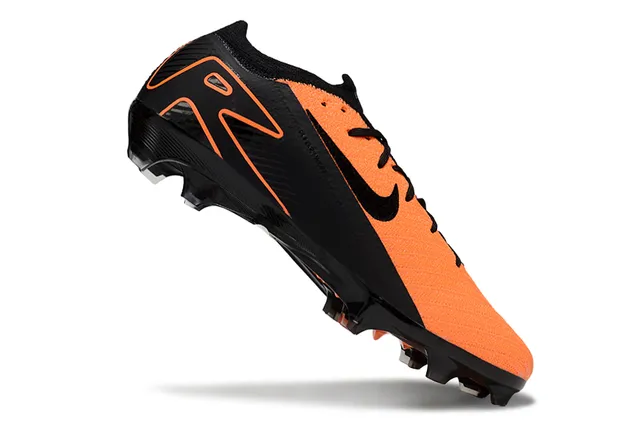 Nike chaussures de football noires et oranges, coupe basse, col de chaussette, upper de knit synthétique, pour terrain ferme 2