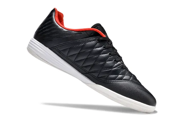 Nike Chaussures de soccer indoor noir et rouge avec capot d'orteil matelassé, vamp en maille perforée 2
