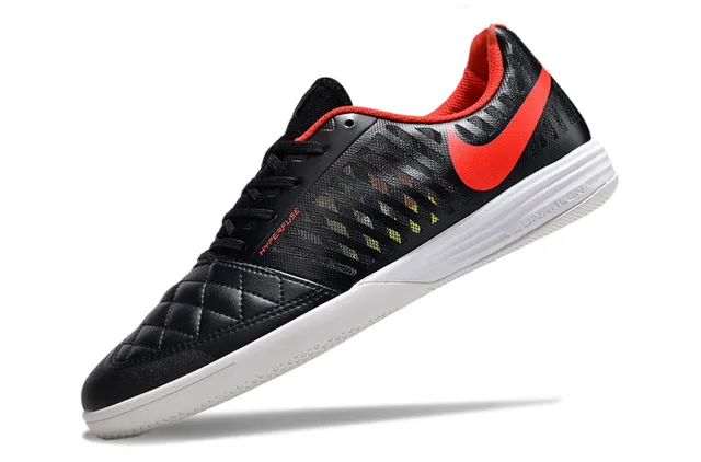 Nike Chaussures de soccer indoor noir et rouge avec capot d'orteil matelassé, vamp en maille perforée 3