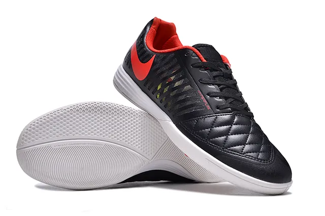 Nike Chaussures de soccer indoor noir et rouge avec capot d'orteil matelassé, vamp en maille perforée 4