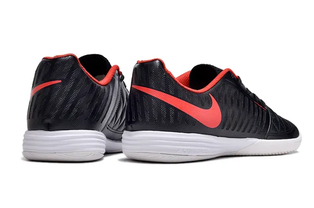 Nike Chaussures de soccer indoor noir et rouge avec capot d'orteil matelassé, vamp en maille perforée 5