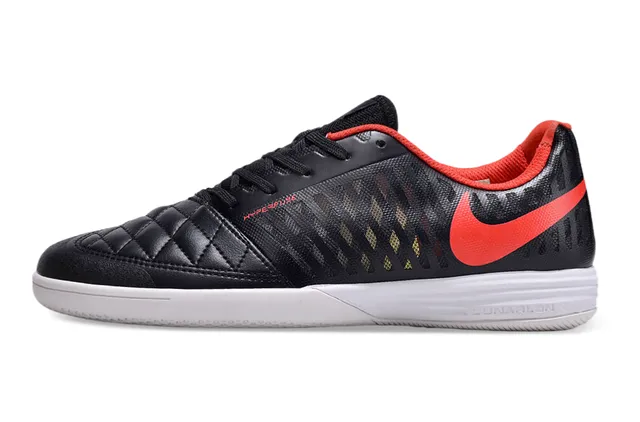 Nike Chaussures de soccer indoor noir et rouge avec capot d'orteil matelassé, vamp en maille perforée 7